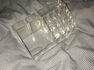 Sminkställ - Ett sminkställ från Normal med 12 fyrkantiga hål för tex läppstift (lika djupa allihop), en bredade förvaring, två djupa förvaringar inkl en stor förvaring. Köparen står för frakten, betalning via Swish.