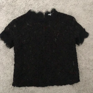 Topp - Säljer denna superfina spetstoppen som är köpt på zara! Superfin & själv tycker jag inte den är så genomskinlig men om man själv tycker det så kan man använda ett linne under, lika fint ändå😍 Storlek S