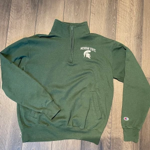 Vintage Champion sweatshirt - Vintage Champion half zip up sweatshirt i storlek M. Toppskick. Klicka in på profilen för massvis med andra vintage tröjor! 🙏🏻