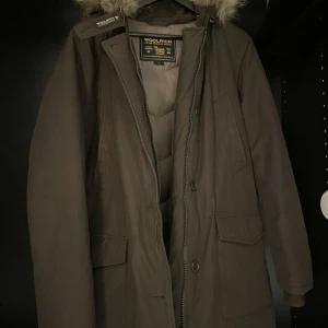 Woolrich jacka - Woolrich vinterjacka! Passar herr i M och Dam i L! Köpt i Stockholm inget kvitto tyvärr! Endast testad 