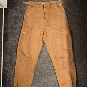 Cargobyxor bruna strl 36 - Bruna cargobyxor från Pull&bear. De är i bra skick, använt endast en gång, och de sitter pösigt. 🤎(frakt 66kr tillkommer eller gratis upphämtning) 