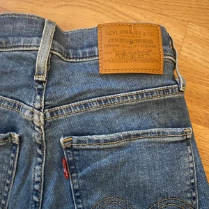 Levis skinny jeans xs - Dessa jeansen är inte riktigt min stil längre så därför säljer jag de. Köpta för ca 1000kr och säljer för 400. Inte mycket använda så i fint skick. Vid intresse kan jag skicka fler bilder och priset går alltid att diskuteras vid snabbt köp!💕☺️