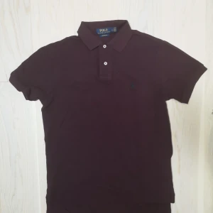 Polo Ralph Lauren  - Tshirt Bordeaux Ralph Lauren small, good condition 