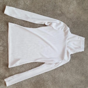 Polotröja  - Vit polotröja från boohoo i storlek S/8. Säljer då den inte längre används, fortfarande i bra skick. Säljer för 60 kr, köpare står för frakt på 44 kr ❤️ 