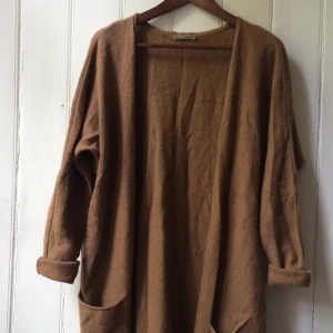  - Soft kofta i kamel, lite noppig men fantastiskt mjuk. Säljer då jag använder modeller mer och mer sällan!

Köp två eller fler plagg så får du det/de billigare plagget/n till halva priset.

Hämtas i centrala Göteborg eller skickas mot att köparen betalar.