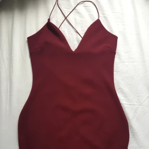 - Jättesnygg klänning från Boohoo som framhäver former snyggt, aldrig använt prislappen kvar 
