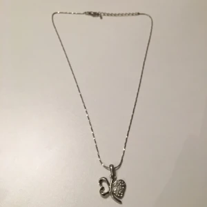  - Silvrigt halsband med fjärils-detalj, och diamantstenar. Aldrig använd. 
Köparen står för frakten 🍂