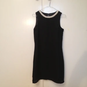Söt klänning från H&M, svart med vita pärlor. Använd en gång!  - Söt klänning från H&M, svart med vita pärlor. Använd en gång! 