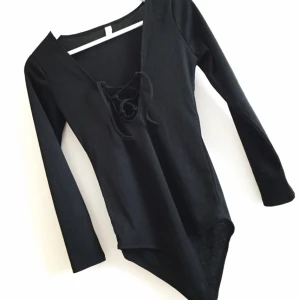  - Snygg, oanvänd body i storlek S. Skickas eller hämtas i Stockholmsområdet.