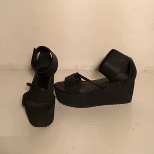  - ⭐️Flatforms från NastyGal, använda Strl 40 Tar swish, kan mötas upp i Stockholms innerstad. Köparen står för frakten.