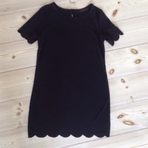  - Snygg och bekväm klänning nyligen köpt från Shein. Oanvänd pga fel storlek. Är storlek M/L. Möts gärna upp och överlämnar, annars kan det fraktas mot ev kostnad.