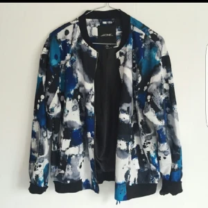  - Tunn jacka från Monki.
150kr inkl frakt.
Mycket fint skick. 