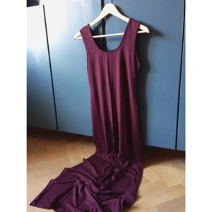  - Maxiklänning i burgundy färg från sisters point. Använt bara två gånger. Väldigt mjukt och tungt tyg som faller fint.