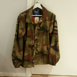  - Camo jacka från Adidas som aldrig har använts, lappen sitter kvar. Jackan är för män men sitter bra på tjejer med👌