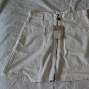  - oanvänd kjol från monki med prislappen kvar, alinjeformad med stora fickor och dragkedja. :)