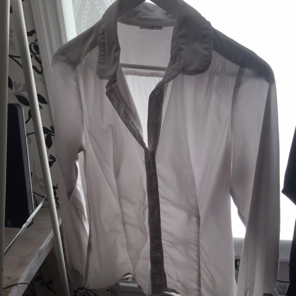 Snygg vit skjorta med fin Fit och | Plick Second Hand