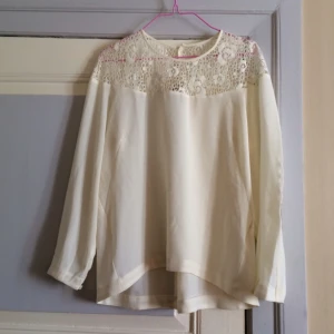  - 🐚Äggskalsfärgad blus med "spets"liv🐚

• Storlek: 38
• Märke: H&M 
• Material: Okänt, viskos/polyester? 
• Skick: Använd en gång, fint skick
• Övrigt: Inga skavanker 
• Frakt: 13kr