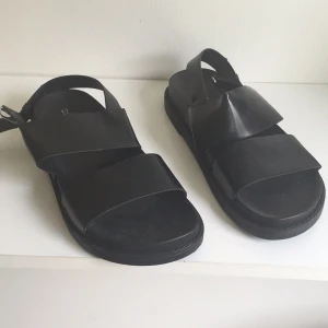  - Snygga svarta sandaler ifrån H&M divided. Endast använda en gång. 

Stl 39