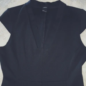  - Svart klänning, strl S/M. Slutar några cm ovanför knäna. Använd en gång. Nypris 249kr (Lindex). Köparen betalar frakt