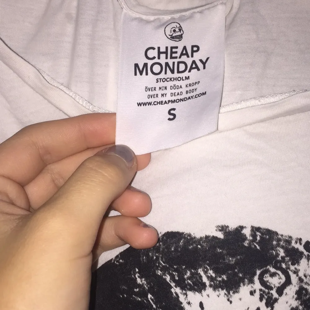 Säljer min T-shirt från cheap monday pga aldrig använder den :) nypris 200. Säljer för 80, köparen står för frakt :) . T-shirts.