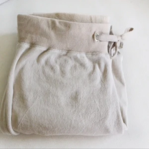  - Beiga mjukisbyxor från Cubus i storlek medium. De är i bra skick då jag knappt använt dem. Säljes billigt pga flytt. Fynda billigt! Frakt betalas av köpare!