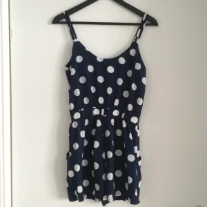 Prickig jumpsuit/playsuit - Söt jumpsuit, fint skick!