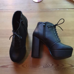  - Svarta kängor med klack. Endast testade.