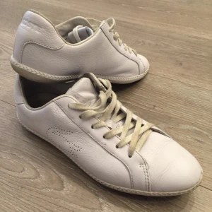  - Vita Lacoste-skor, äkta läder, storlek 39. Knappt använda. 
Ord. 799 kr. 
Har swish. 