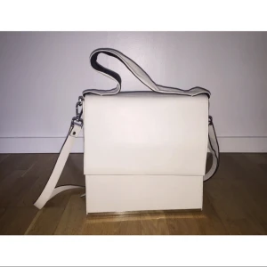  - Rymlig beige väska från Carin Wester. Helt ny.