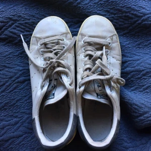  - Stan Smith originalskor fast med blå detaljer! Supersnygga men använda och därför mycket bra pris:)