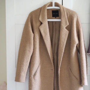  - Superfin kamelfärgad jacka som är perfekt under vår och vinter. Jättefint skick, sparsamt använd. 