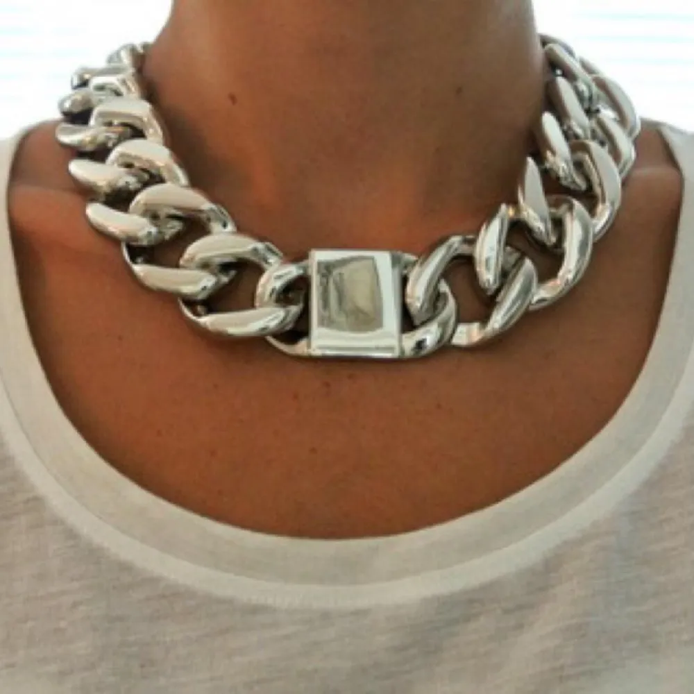 Halsband i silver, inköpt från Nelly 250kr. Aldrig använd. Frakt : 35 kr. . Accessoarer.