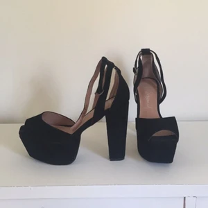  - Jeffrey Campbell - Perfect 2 i svart suede. Strl 39, aldrig använda. Kan fås i originalkartong om så önskas :) nypris 1295, 