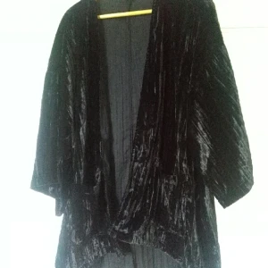  - Sammetskimono från Monki i strl M. Är använd en gång så är i väldigt fint skick! Är i oversize-modell så passar flera olika storlekar. Kan skickas eller avhämtas i Göteborg!