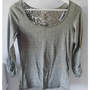  - Tröja i skön bomull med virkning i ryggen. Militärgrön. Fint skick!