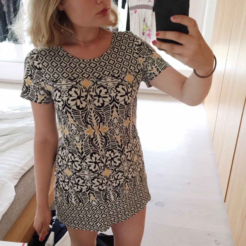 Klänning/tunika från Indiska. Jag har storlek 38 och är 172 cm och på mig är den mer av en tunika. Fint mönster och fin detalj med knappar i nacken. Tillverkad i skön ekologisk bomull (del av Indiskas hållbara kollektion). Använd ca tre gånger totalt.. Klänningar.