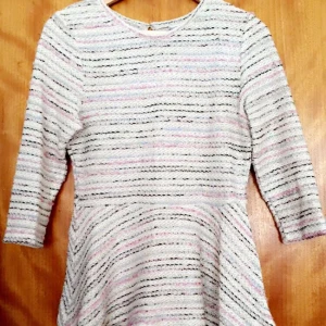  - Peplumtopp från Veromoda i fint mönster. Aldrig använd! Skickar gärna fler bilder på plagget:) frakten tillkommer