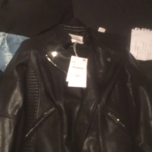  - Helt oanvänd skinnjacka från ZARA. Strl XS