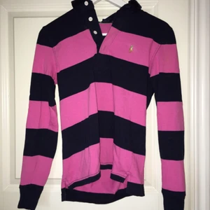  - Snygg Ralph Lauren tröja.
Möts gärna upp i centrala Stockholm.
Tillkommen frakt betalar du.