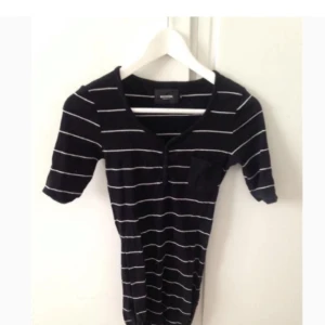  - Vitrandig mörkblå topp. Aldrig använd 