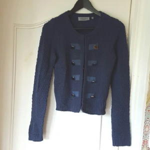  - Stickad kofta i mörkt jeansblå.

Göteborg eller kan skicka. 