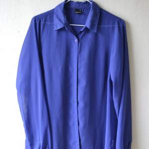 Klarblå skjorta från Ginatricot. Oversize. 