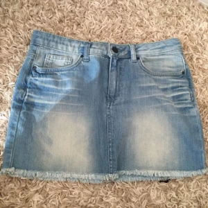  - En fin oanvänd jeans kjol från bikbok