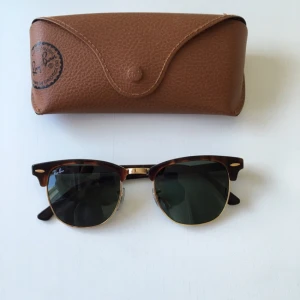  - Snygga solbrillor från Ray Ban! Clubmasters med bruna bågar och grönsvarta glas! I väldigt fint skick, inga repor eller skador! Använda en gång! Passa på att fynda!! Givetvis äkta😀❤️✨