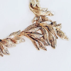  - löf halsband i gulaktig metall och svarta band i läderimitation, aldrig använt 