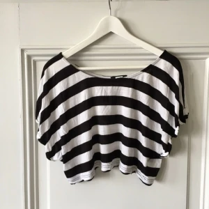  - Randig loose-fit crop top från Bik Bok. Mjukt och skönt material. Strl M, men passar även S eftersom den inte ska sitta tight. Sparsamt använd.   Kan mötas upp i innerstan, Täby eller Vaxholm för köpet. Annars står köparen för frakt. 
