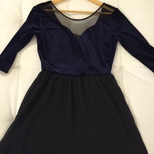  - Klänning med sammet och snygg urringning