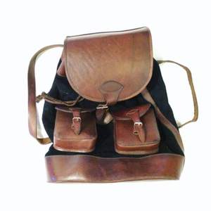 SKITSNYGG (!!) väska i mörkblå mocka och bruna läderdetaljer. Från Peru 😃😎