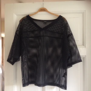  - Baseball-tröja i nättyg. Väldig stor i passformen 