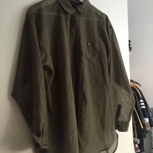  - Oversized skjorta från HM Divided. Något transparent .